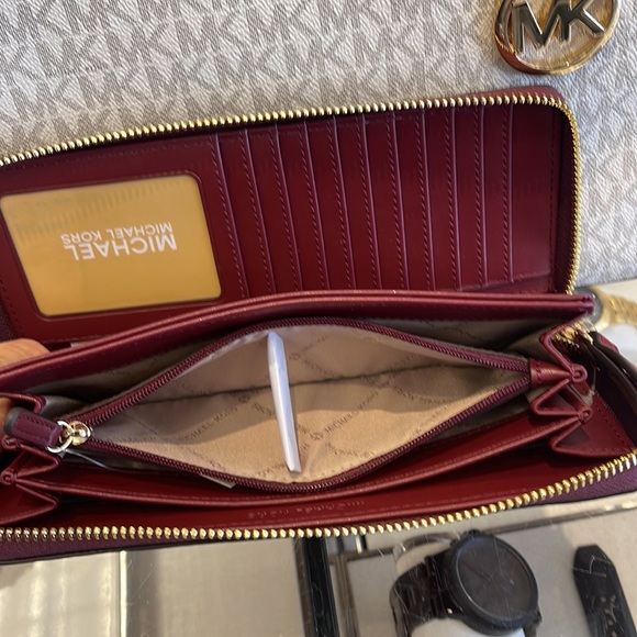 MICHAEL KORS
Leather Continental Wristlet Phone Case Wallet
Oxblood
NWT - Picture 9 of 16